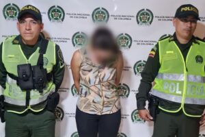 Lee más sobre el artículo ¡Quería estrenar! La sorprendieron robando ropa en un centro comercial de Ibagué