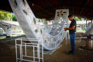 Lee más sobre el artículo Por segundo año consecutivo, el alumbrado navideño es elaborado por ibaguereños