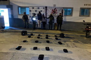 Lee más sobre el artículo Esposos fueron capturados en Cajamarca por transportar 18 kilos de marihuana