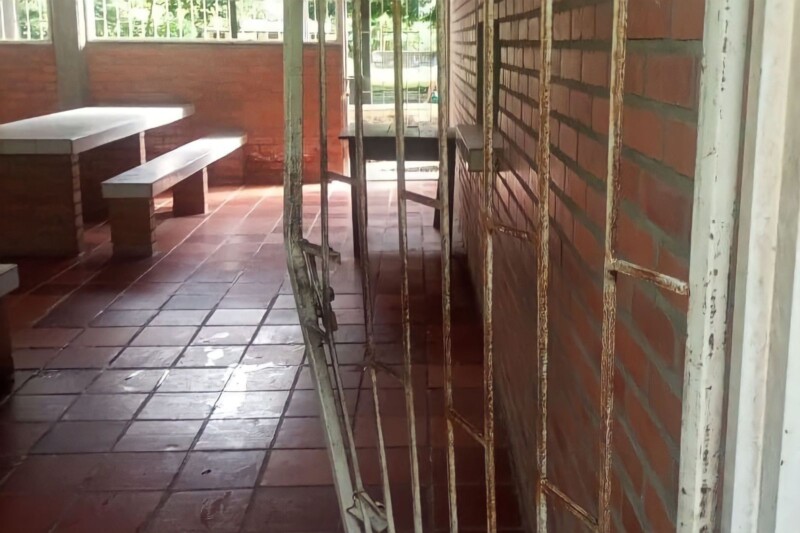 Lee más sobre el artículo ¡El colmo! Delincuentes robaron el menaje del PAE de una sede educativa de Chaparral