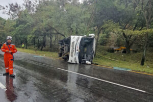 Lee más sobre el artículo Dos personas murieron tras volcamiento de bus de Bolivariano entre Ibagué y Bogotá