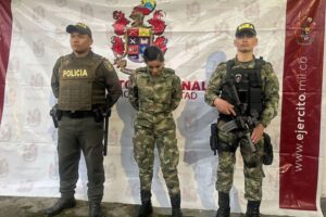 Lee más sobre el artículo ¡Falsa militar! Se vestía de oficial del Ejército para estafar en el Tolima