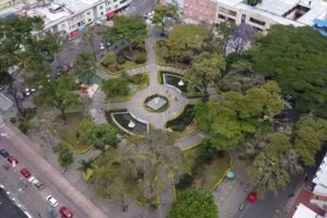 Lee más sobre el artículo ¡El colmo! Delincuentes robaron reflectores de las fuentes en la Plaza de Bolívar de Ibagué
