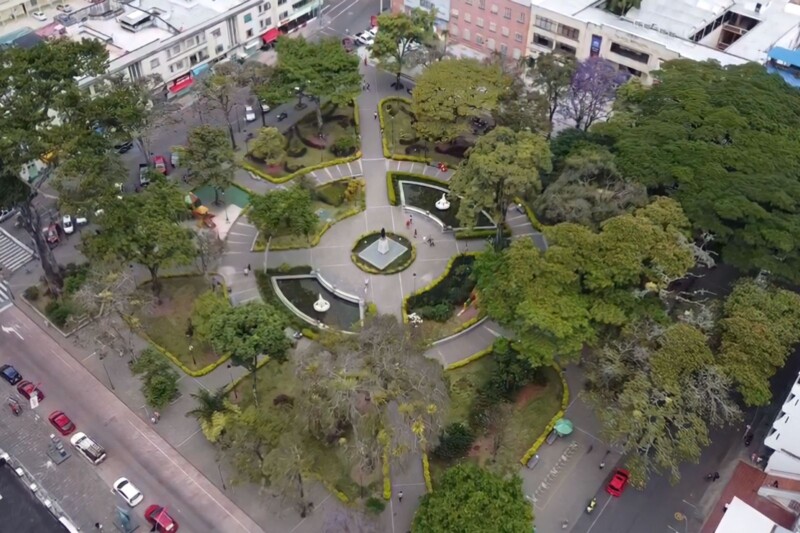 Lee más sobre el artículo ¡El colmo! Delincuentes robaron reflectores de las fuentes en la Plaza de Bolívar de Ibagué