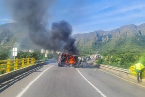 Lee más sobre el artículo ¡Emergencia! Vehículo se incineró en la vía Ibagué – Espinal