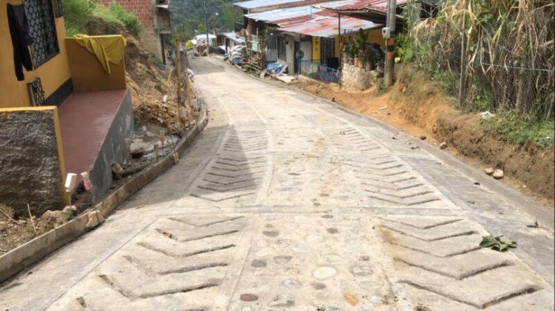 En este momento estás viendo Alcaldía de Ibagué inauguró placa huella en la vereda El Tejar