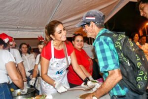 Lee más sobre el artículo Adriana Magali Matiz le brindó una cena de fin de año a población vulnerable de Ibagué