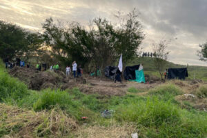 Lee más sobre el artículo ¡Vuelve y juega! Familias invadieron nuevamente un predio en la comuna Siete de Ibagué