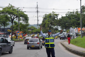 Lee más sobre el artículo Agentes de tránsito controlan la movilidad en la glorieta de Mirolindo