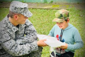 Lee más sobre el artículo Fuerza Aérea entregó kits escolares a niños y niñas vulnerables de Icononzo