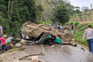 Lee más sobre el artículo Un muerto y doce heridos dejó accidente de tránsito en El Líbano