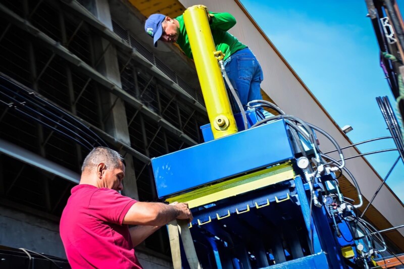 Lee más sobre el artículo Cortolima entregó máquinas compactadoras de reciclaje a negocios verdes de Ibagué y Espinal