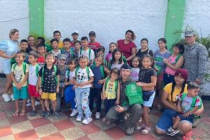 Lee más sobre el artículo Fuerza Aérea entregó kits escolares a niños y niñas vulnerables de Melgar