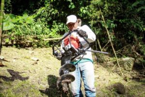 Lee más sobre el artículo Con máquina ahoyadora, Cortolima agiliza procesos de restauración ecológica