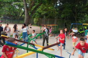 Lee más sobre el artículo Policía Metropolitana de Ibagué construyó con material reciclable un parque infantil