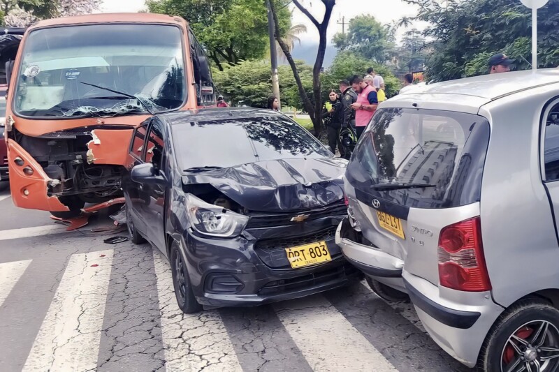 Lee más sobre el artículo Cuatro lesionados dejó accidente múltiple en Ibagué