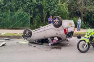 Lee más sobre el artículo Conductor se accidentó en la avenida Ambalá y dejó el vehículo abandonado