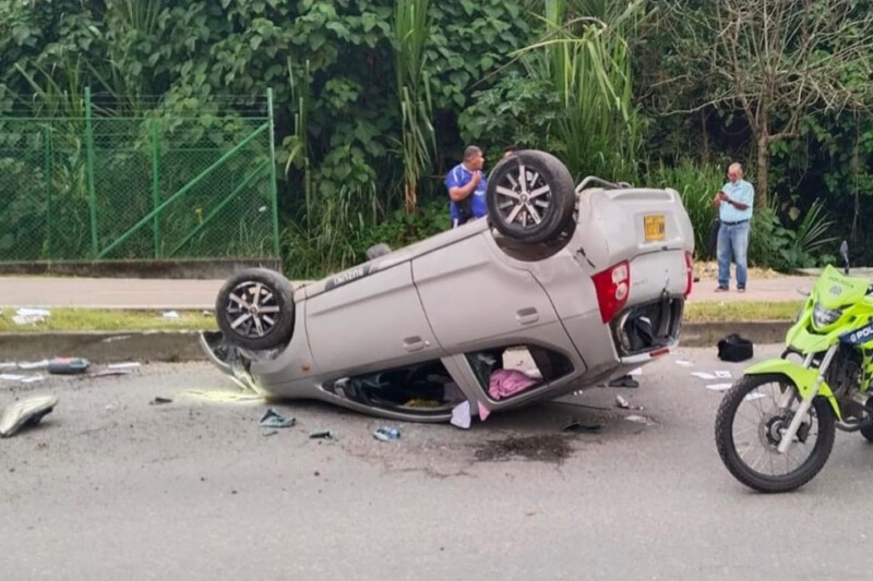 Lee más sobre el artículo Conductor se accidentó en la avenida Ambalá y dejó el vehículo abandonado