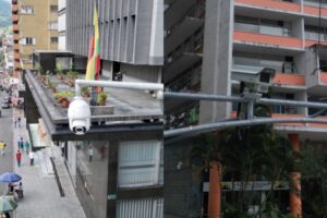 Lee más sobre el artículo Gobernador del Tolima entregó 293 cámaras de seguridad de alta tecnología a Ibagué