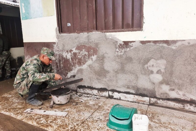 En este momento estás viendo Ejército Nacional reconstruyó tres escuelas en zona rural de Rioblanco, sur del Tolima