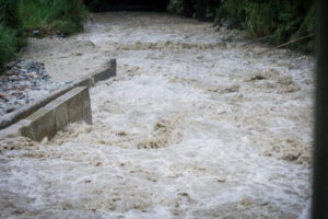 Lee más sobre el artículo Servicio de agua presenta variación por fuertes lluvias en la parte alta del Combeima