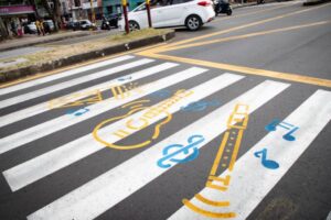 Lee más sobre el artículo Instrumentos musicales adornan los pasos peatonales de la carrera Quinta de Ibagué