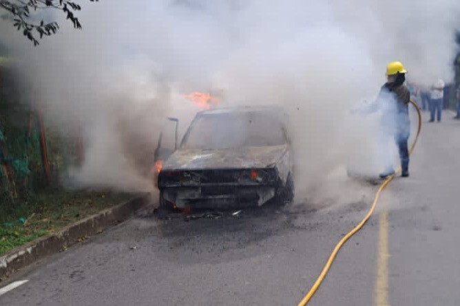Lee más sobre el artículo ¡Pérdida total! Vehículo se incineró en zona rural de Ibagué