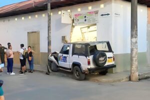 Lee más sobre el artículo Conductor en aparente estado de embriaguez se estrelló contra un negocio en Ortega