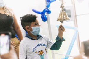 Lee más sobre el artículo Emmanuel Felipe celebró el fin de su quimioterapia en el Hospital Federico Lleras Acosta