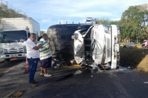 Lee más sobre el artículo Conductor resultó lesionado tras accidentarse en la variante de Ibagué