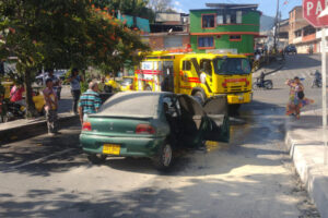 Lee más sobre el artículo Incendio dejó en pérdida total un vehículo en Ibagué