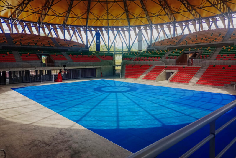 Lee más sobre el artículo Avanza la aplicación del campo sintético para el Mundial de Patinaje Artístico de Ibagué