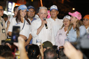 Lee más sobre el artículo “La fuerza, compromiso y conocimiento de Johana Aranda hace vibrar mi corazón”: Álvaro Uribe