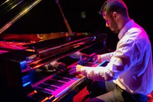 Lee más sobre el artículo ¡Es gratis! Este miércoles podrá asistir al recital de piano del artista tolimense Juan Andrés Acosta