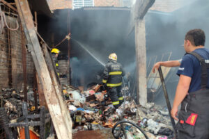 Lee más sobre el artículo Bomberos Oficiales de Ibagué extinguieron incendio en un centro de reciclaje