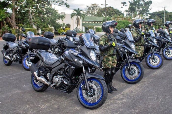 Lee más sobre el artículo Gobernación del Tolima entregó 17 motocicletas al Ejército Nacional en el sur del departamento