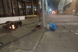 Lee más sobre el artículo Motociclista perdió la vida tras colisionar contra un poste en la comuna Uno de Ibagué