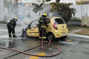 Lee más sobre el artículo Bomberos controlaron incendio de taxi en estación de servicio de Ibagué