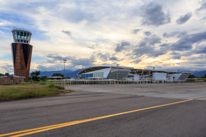 Lee más sobre el artículo Mejorarán iluminación del Aeropuerto Perales para realizar vuelos nocturnos