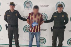 Lee más sobre el artículo Por romper el vidrio panorámico de un taxi, autoridades capturaron a un hombre en Ibagué