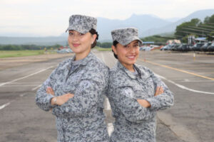 Lee más sobre el artículo Las hermanas Correa: juntas visionaron y cumplieron el sueño de pertenecer a la Fuerza Aérea