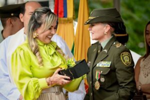 Lee más sobre el artículo Alcaldesa Johana Aranda condecoró a la comandante de la Policía Metropolitana de Ibagué