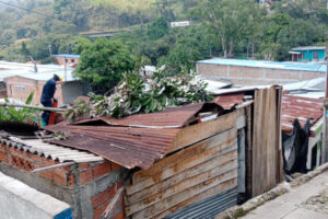 Lee más sobre el artículo Alcaldía entregó ayudas a familias damnificadas por tormenta eléctrica en Ibagué