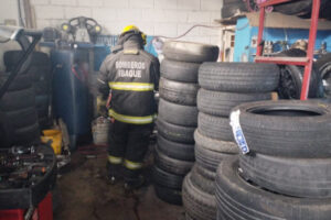 Lee más sobre el artículo Reacción oportuna de bomberos evitó incendio en local de llantas en Ibagué