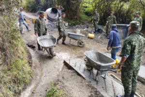 Lee más sobre el artículo Soldados del Ejército Nacional apoyaron la construcción de 70 metros de placa huella en Murillo