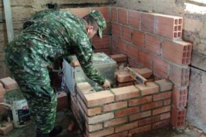 Lee más sobre el artículo Con la construcción de estufas ecoeficientes, soldados del Ejército mejoran la calidad de vida de familias del Tolima