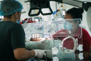 Lee más sobre el artículo Aumenta el número de recién nacidos con infecciones respiratorias en la UCI del Hospital Federico Lleras