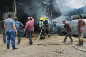 Lee más sobre el artículo Bomberos atendieron incendio estructural en una fábrica de icopor en Ibagué