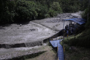 Lee más sobre el artículo IBAL cerró la captación del río Combeima por fuerte lluvias y palizada