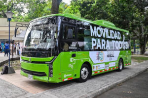 Lee más sobre el artículo Lanzamiento del piloto de transporte público eléctrico fue una “parafernalia mediática”: concejal Andrés Zambrano 
